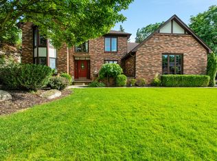 821 Stanford Cir, Rochester Hills, MI 48309