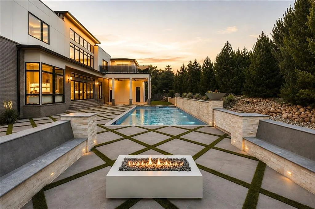 6 bed, 9.0 bath, 9229 sqft, $30,000 — Photo 1