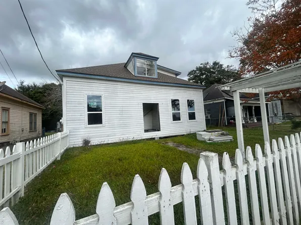 1004 Cherry Ln, Bridge City, TX 77611