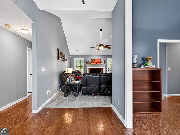 4th image of 104 Independence Ct