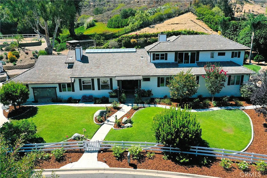4 bed, 5.0 bath, 4310 sqft, $18,500 — Photo 1