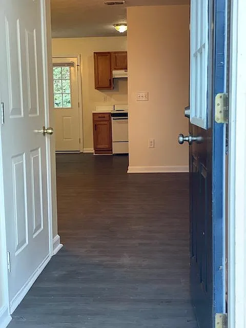 Entry - 209 E Wilson St #128