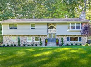 8 Steinway Ct, Suffern, NY 10901