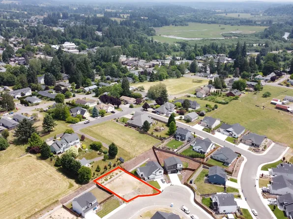 909 Falcon Pl, La Center, WA 98629