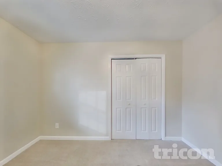 211 Robin Ln — Photo 13