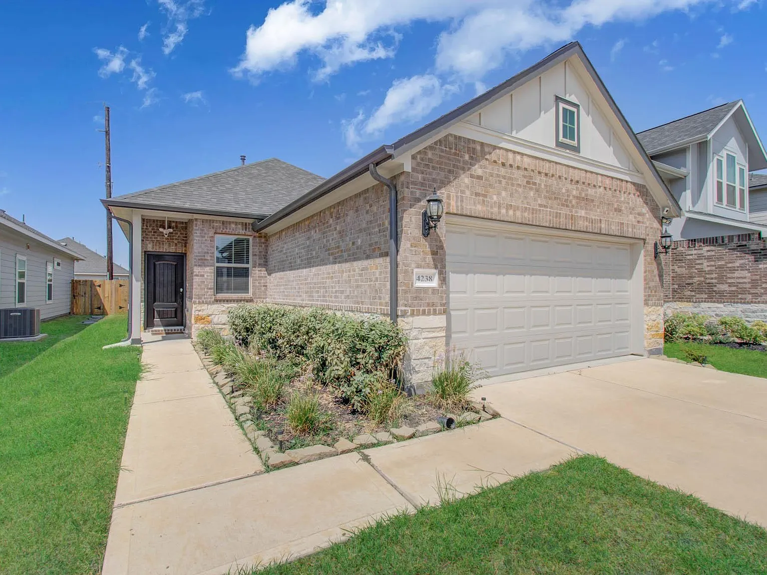 4 bed, 2.0 bath, 1477 sqft, $2,340 — Photo 3