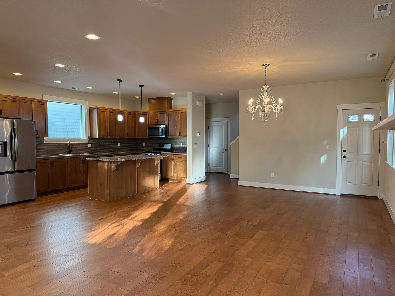 4 bed, 2.5 bath, 2050 sqft, $3,250 — Photo 2