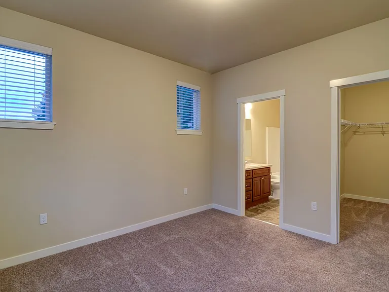 1643 Burnside Pl — Photo 3