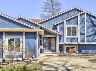 9526 Montgold Ave, White Lake, MI 48386