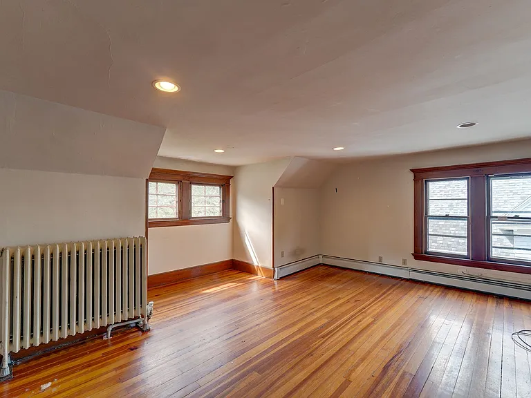553 Whitney Ave — Photo 7