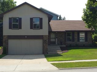 910 E Point Dr, Schaumburg, IL 60193