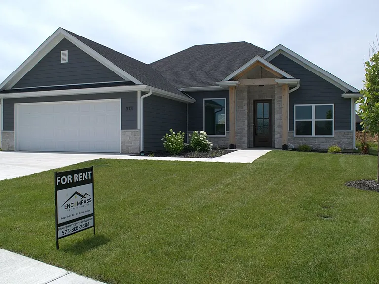 913 Spyglass Ct — Photo 1