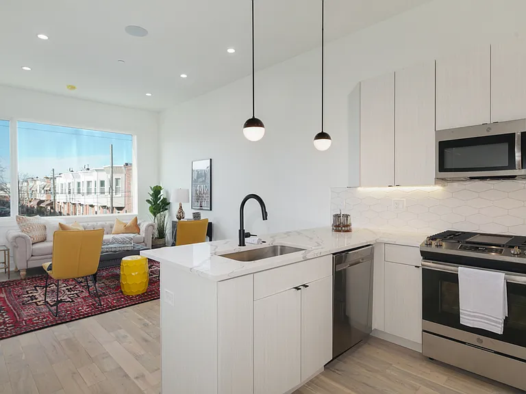 Stunning Apartment on Snyder Ave — Photo 20