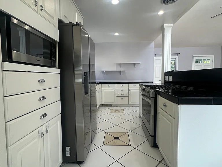 1613 Mariposa Ave — Photo 7