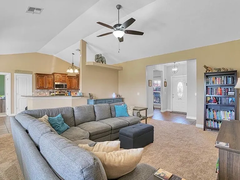 1704 White Tail Dr — Photo 2