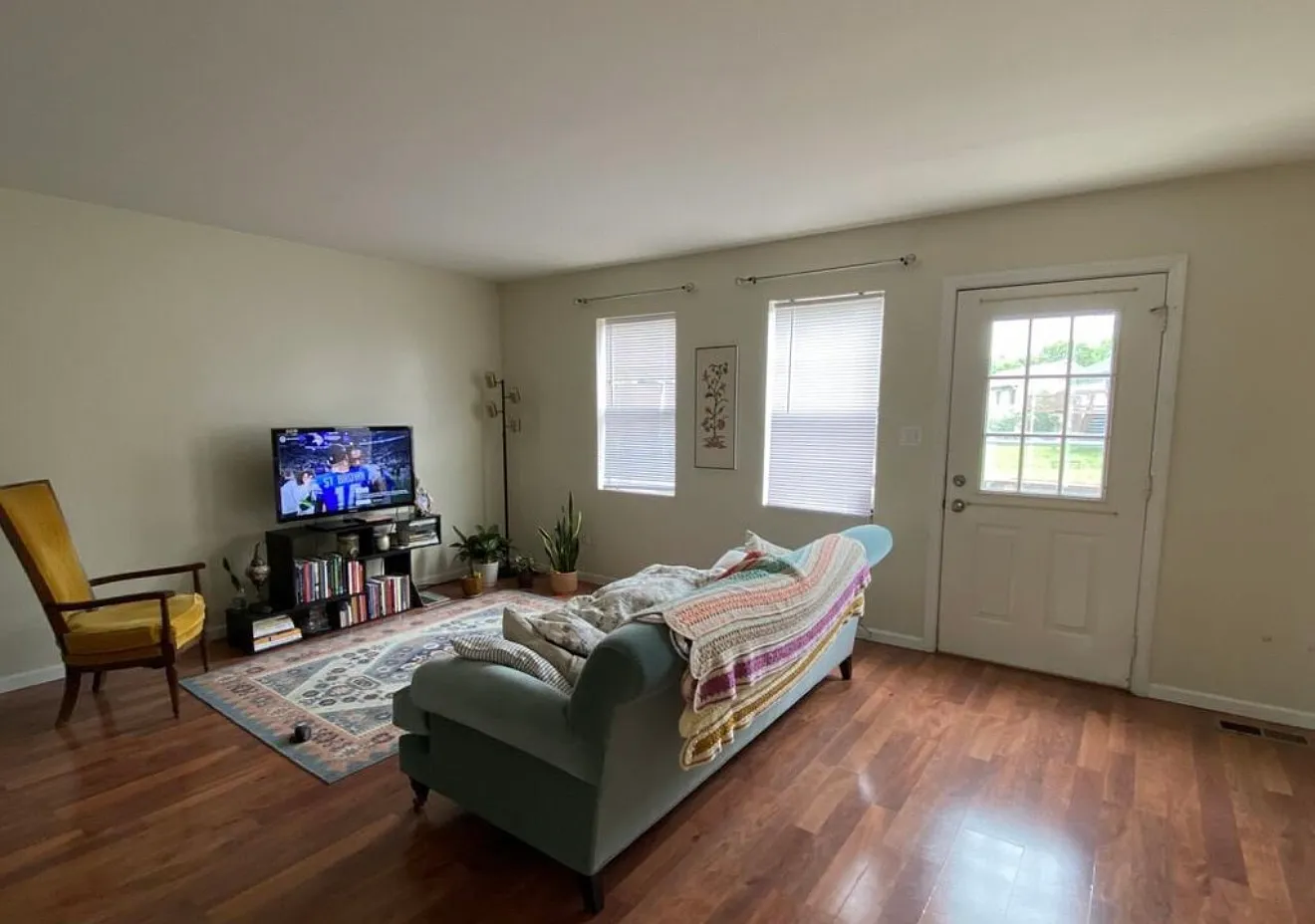 3 bed, 1.5 bath, 1350 sqft, $2,050 — Photo 4
