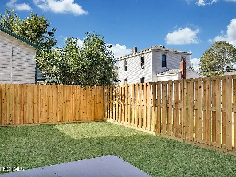 1007 Campbell St — Photo 30