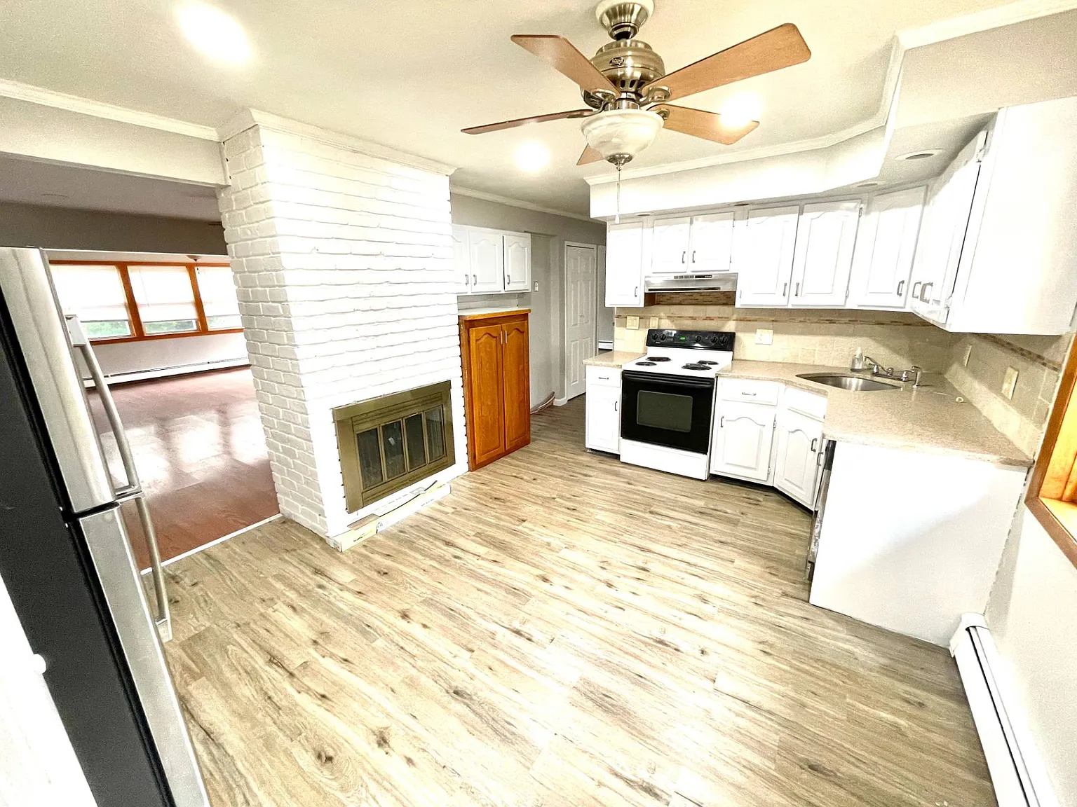 4 bed, 2.0 bath, $4,400 — Photo 4