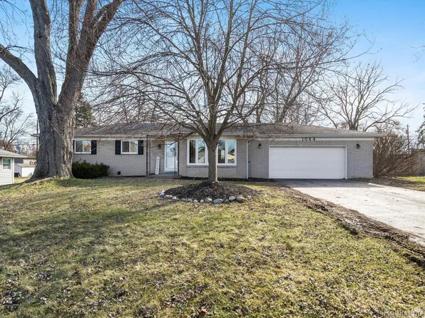 1064 Genella St, Waterford, MI 48328