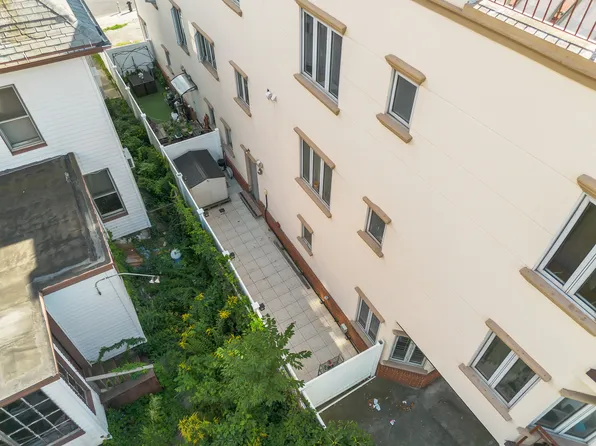 1901 Voorhies Avenue image 23 of 24