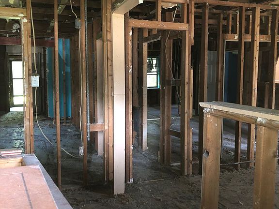 3rd image of 220 Quinta St