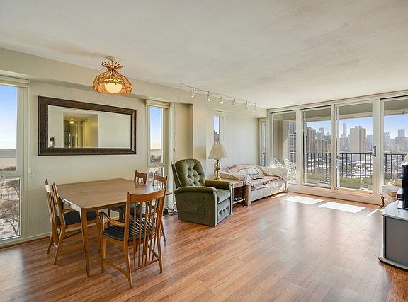 3rd image of 1960 N Lincoln Park West Ave #1709