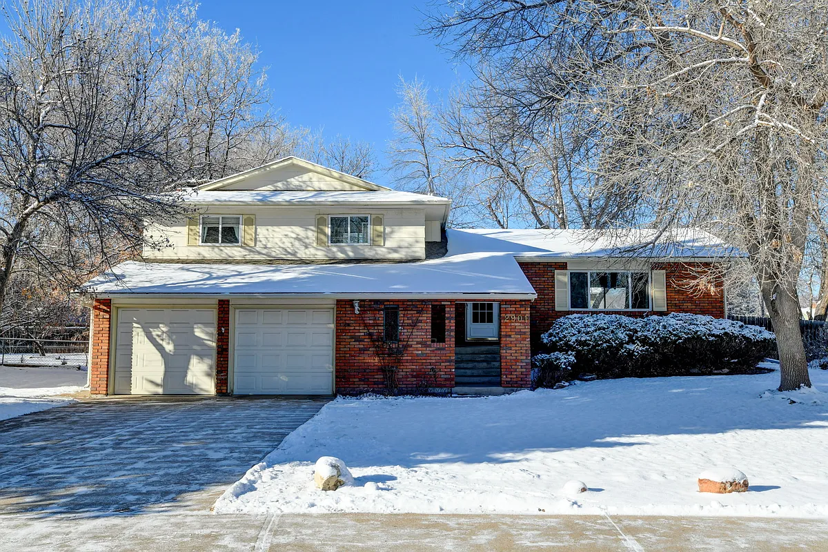 Beautiful yard with fenced back yard - 2901 Stanford Rd