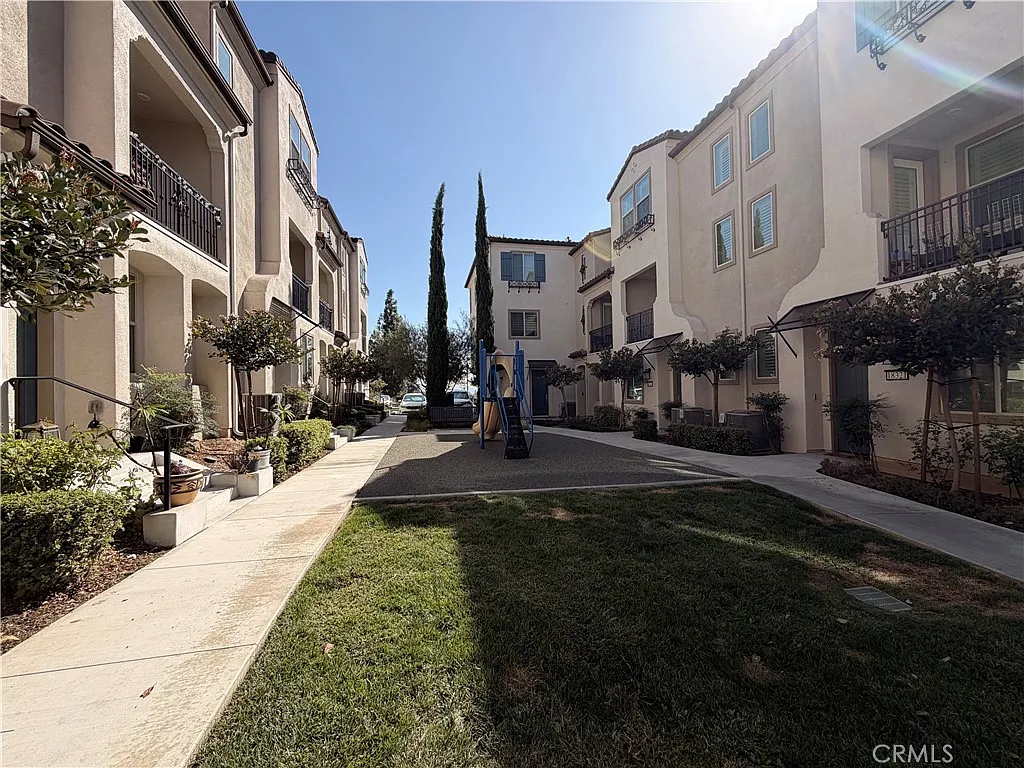 4 bed, 3.5 bath, 1834 sqft, $4,500 — Photo 4