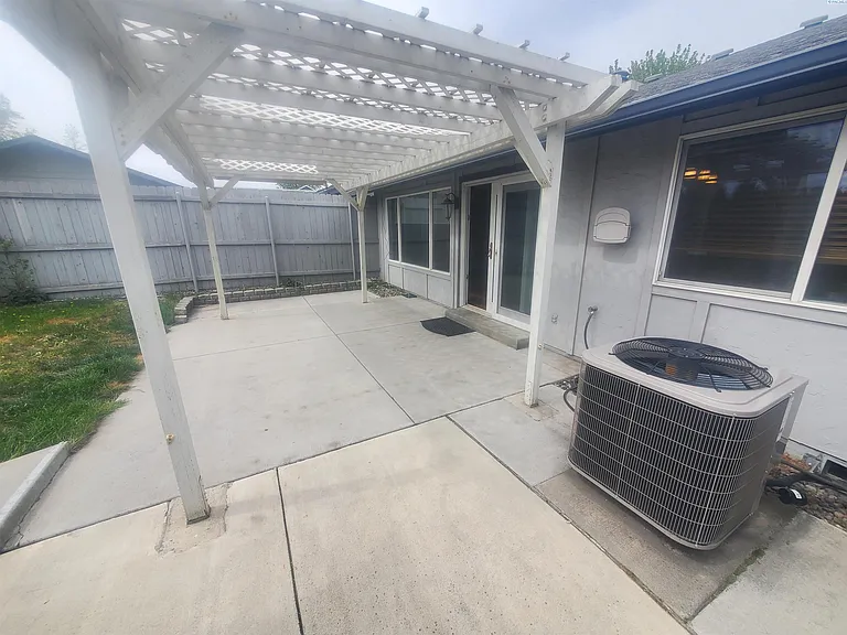 2419 W Grand Ronde Ave #D — Photo 18