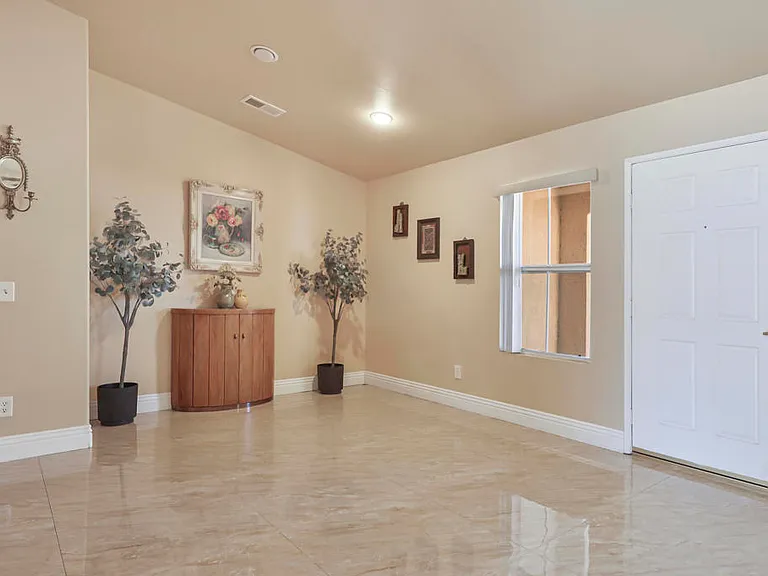 45930 Las Colinas — Photo 4