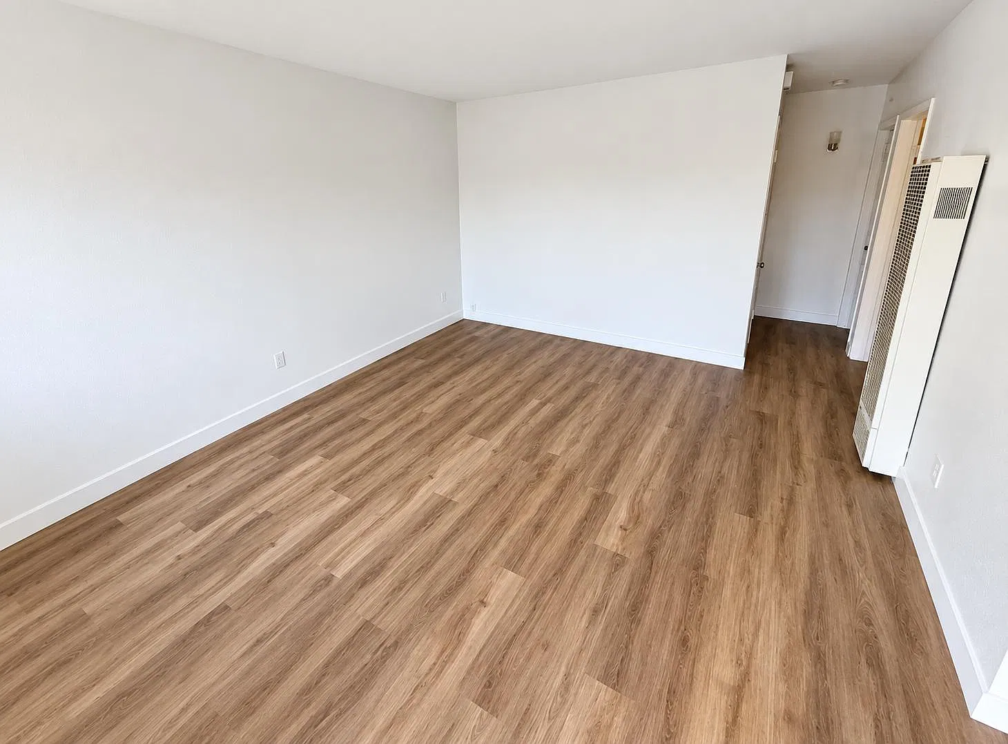 2 bed, 670 sqft, $2,430 — Photo 2
