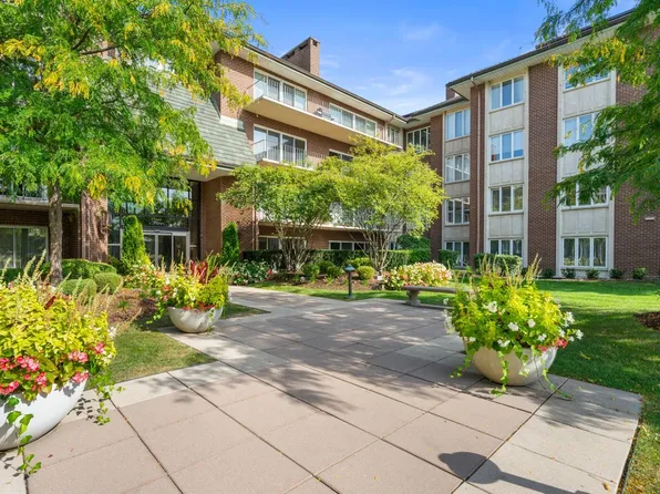 5 Oak Brook Club Dr APT N103, Oak Brook, IL 60523
