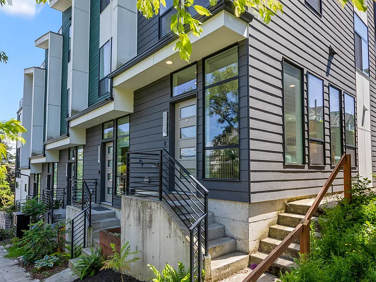 2327 E Denny Way — Photo 2