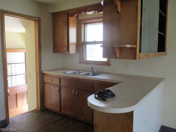 4th image of 8801 Rosewood Ave