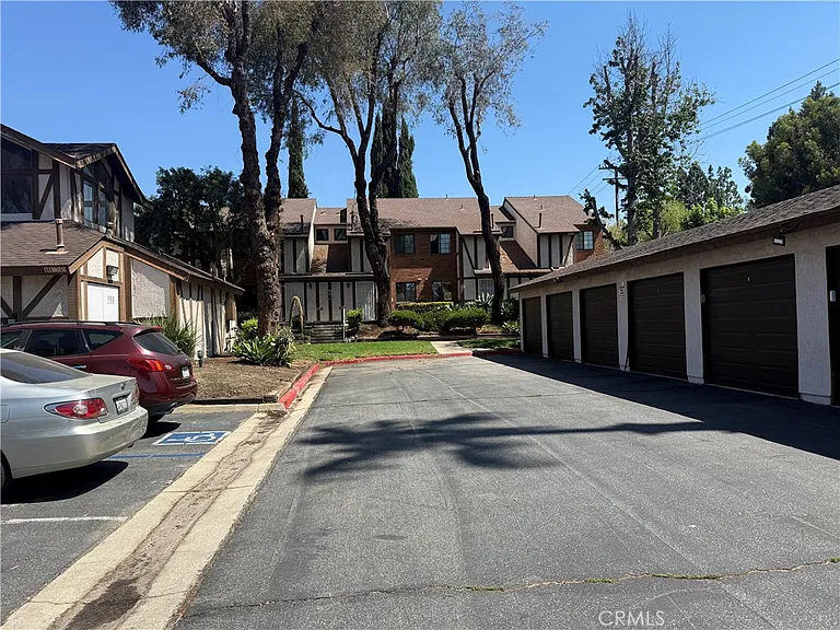 1004 S Mountain Ave — Photo 13