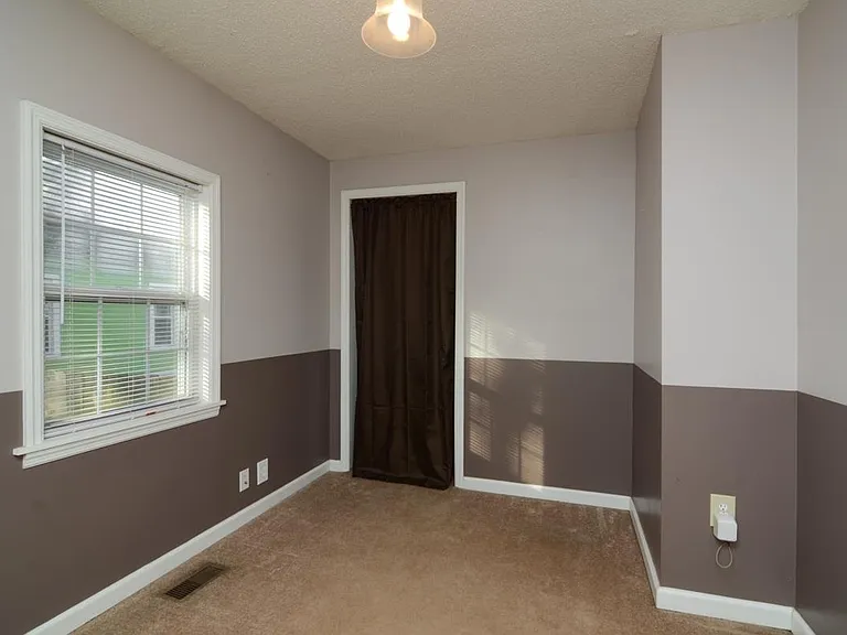 1542 Douglas Ave — Photo 11