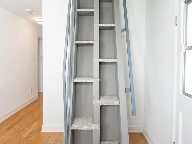 339 Isabel St — Photo 32