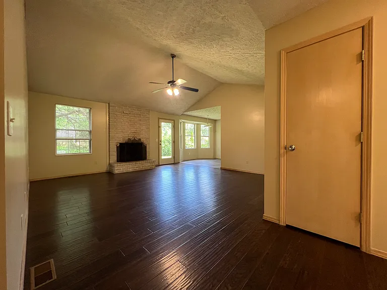 1538 S Saint Marys Ave — Photo 4