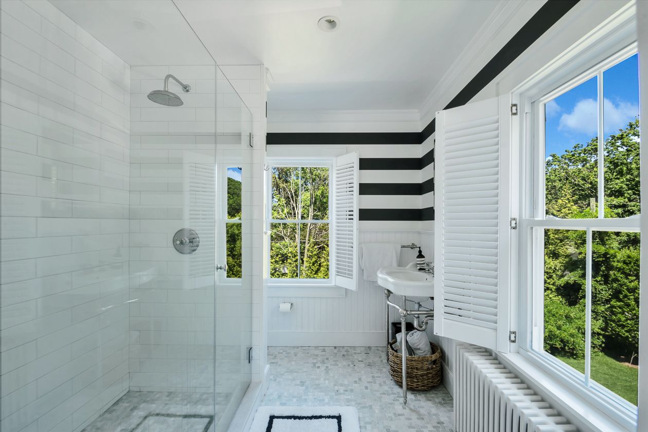  Upstairs Bathroom (en suite)