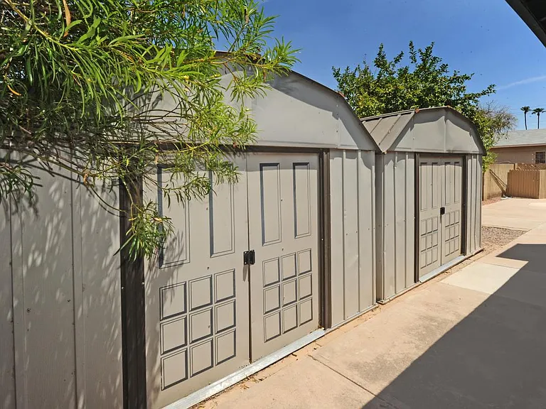 2405 E Huntington Dr — Photo 31