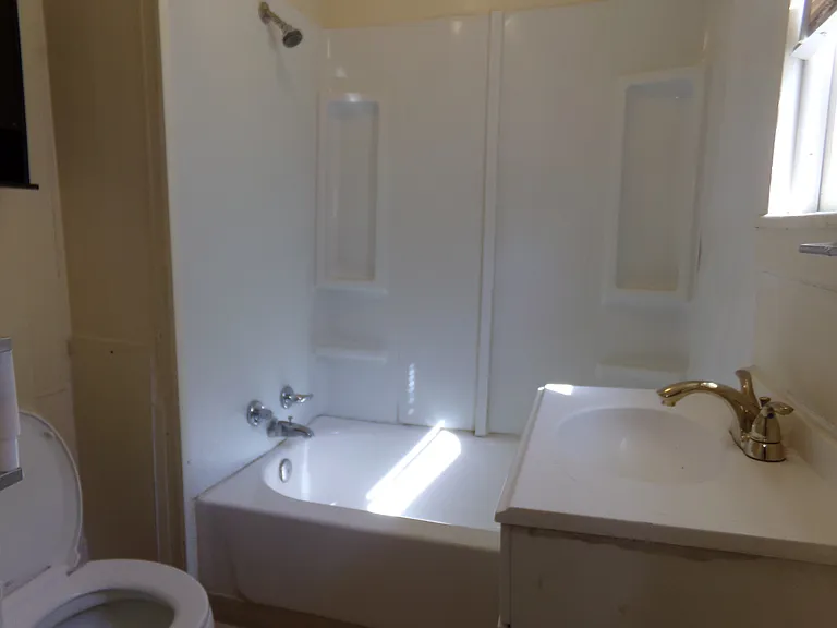 515 Saint Thomas Ave — Photo 4