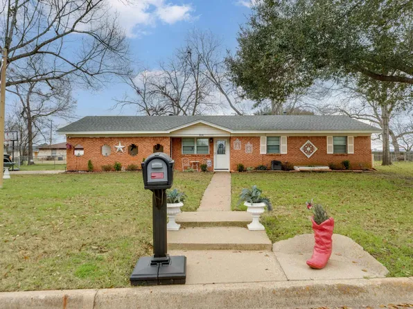 308 Shamrock Dr, Palestine, TX 75803