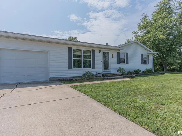 225 Chatham Dr, Salem, IL 62881