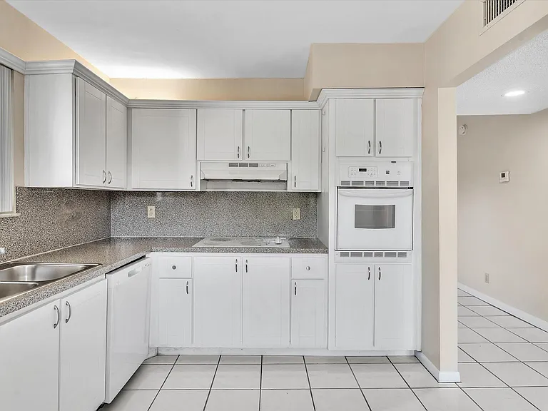 16252 Laurel Dr #201 — Photo 8