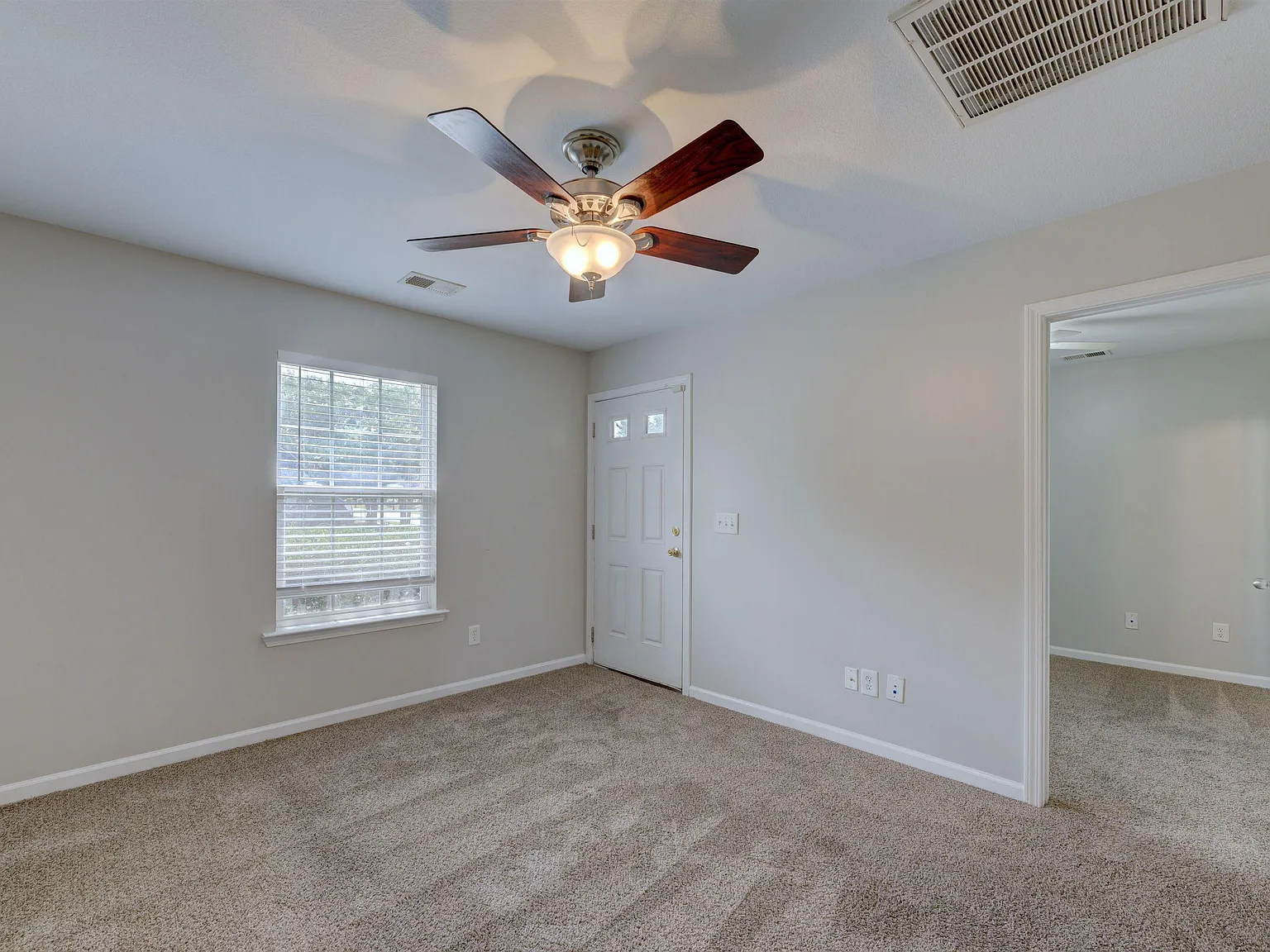 3 bed, 879 sqft, $1,400 — Photo 4