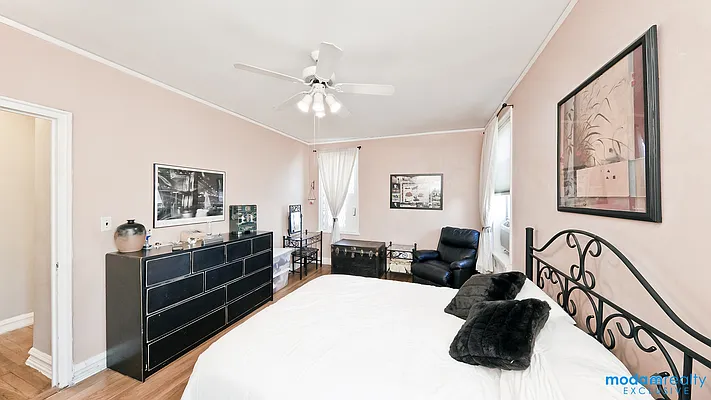 Sold by Moda Realty | media 4
