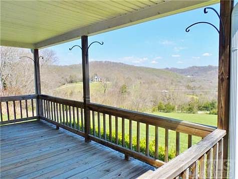 3rd image of 8 Deer Haven Ln