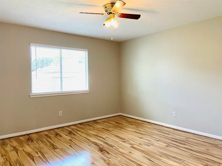 1404 Helmsley Dr — Photo 24