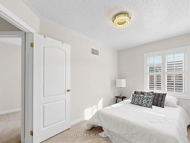 1321 Granrock Cres — Photo 13