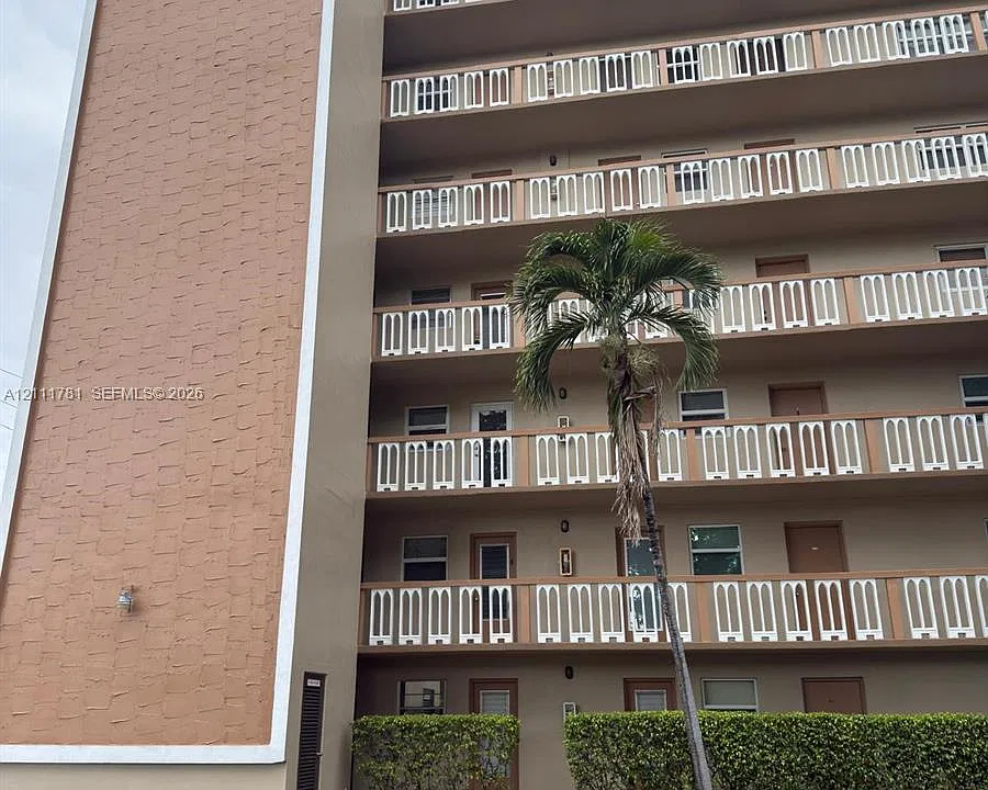 900 NE 12th Ave #401
